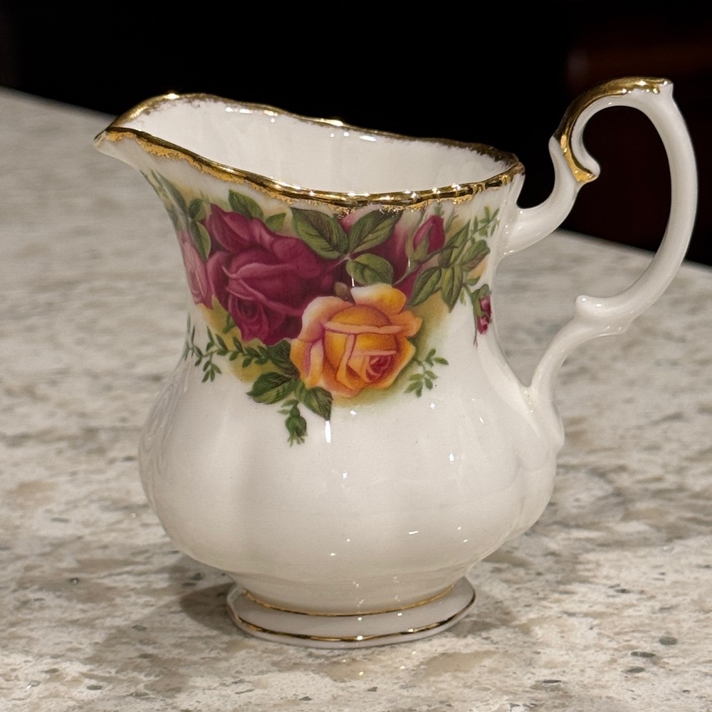 Vintage 1962, Royal Albert, Old Country Roses, 7 1/2 Oz. Creamer Pitcher. G12/5